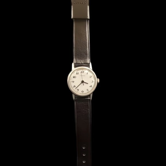 Timex 1974 Model Mechanical Ladies Vintage Easy Reader Watch in Silver - Picture 1 of 9